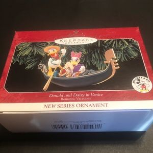 Hallmark Ornament Daisy and Donald Mint